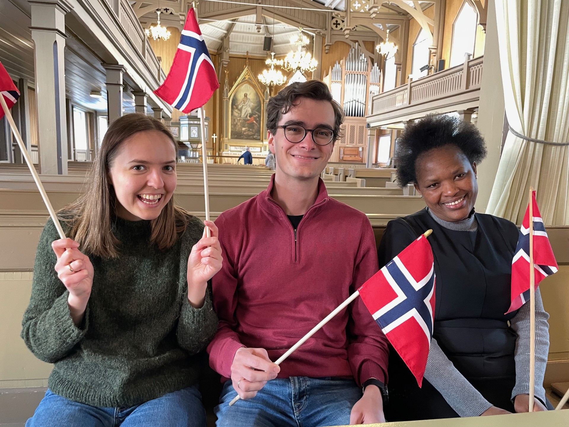 Guro, Andreas og Eunice i domkirka med norske flagg